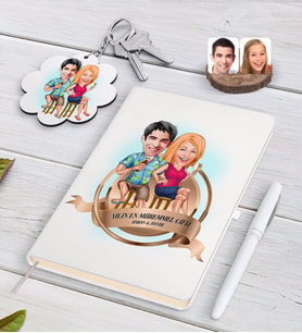 BK Gift Kişiye Özel Yılın En Mükemmel Çifti Karikatürlü Beyaz Defter Kalem ve Anahtarlık Hediye Seti-51 (Model 1)