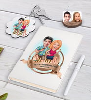 BK Gift Kişiye Özel Yılın En Mükemmel Çifti Karikatürlü Beyaz Defter Kalem ve Anahtarlık Hediye Seti-51 (Model 1)