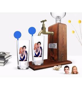 BK Gift Kişiye Özel Renkli Baskılı Sevgililer Karikatürlü İkili Vodka Bardağı ve Ahşap Vodka Standı Hediye Seti-36 (Model 1)