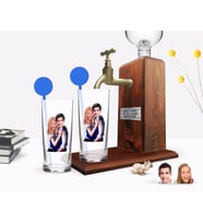 BK Gift Kişiye Özel Renkli Baskılı Sevgililer Karikatürlü İkili Vodka Bardağı ve Ahşap Vodka Standı Hediye Seti-36 (Model 1)