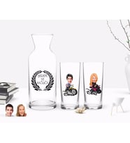 BK Gift Kişiye Özel Renkli Baskılı Erkek ve Kadın Karikatürlü İkili Rakı Bardağı ve Karaf Hediye Seti-8 (Model 1)