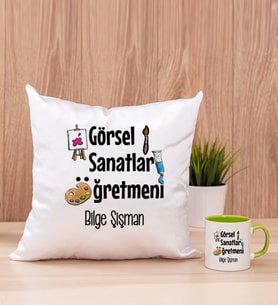 Görsel Sanatlar Öğretmeni Kare Yastık ve Yeşil Kupa Bardak