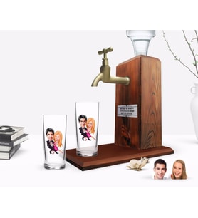 BK Gift Kişiye Özel Renkli Baskılı Sevgililer Karikatürlü İkili Rakı Bardağı ve Ahşap Rakı Standı Hediye Seti-13 (Model 1)