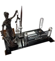 Kristal Masaüstü Kalemli isimlik - Ofis Makam Hediyesi - Hukuk - Savcı - Hakim - Avukat M205 ADALET SLV (Gümüş)