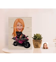 BK Gift Kişiye Özel Kadın Motorcu Karikatürlü Otantik Masaüstü Ahşap Palet Çerçeve-1 (Beyaz)