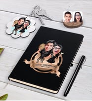 BK Gift Kişiye Özel Yılın En Mükemmel Çifti Karikatürlü Siyah Defter Kalem ve Anahtarlık Hediye Seti-18 (Model 1)