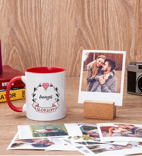 İsim Yazılı ve Tarihli Kırmızı Kupa Bardak ve Ahşap Standlı Polaroid Set