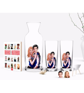 BK Gift Kişiye Özel Renkli Baskılı Sevgililer Karikatürlü İkili Rakı Bardağı Karaf ve Cep Kitabı Hediye Seti-36 (Model 1)