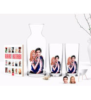 BK Gift Kişiye Özel Renkli Baskılı Sevgililer Karikatürlü İkili Rakı Bardağı Karaf ve Cep Kitabı Hediye Seti-36 (Model 1)