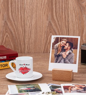 Sevgiliye Hediye Tarihli ve İsimli Kahve Fincanı ve Ahşap Standlı Polaroid Set