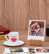 Sevgiliye Hediye Tarihli ve İsimli Kahve Fincanı ve Ahşap Standlı Polaroid Set