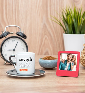 Sevgili Kelime Anlamı Siyah Kahve Fincanı ve Kırmızı Fotoğraf Çerçevesi