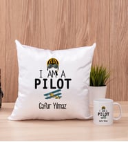 Pilot Kare Yastık ve Beyaz Kupa Bardak
