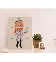 BK Gift Kişiye Özel Kadın Diş Hekimi Karikatürlü Otantik Masaüstü Ahşap Palet Çerçeve-1 (Beyaz)