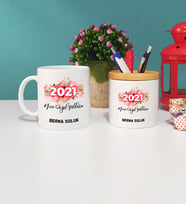 Nice Güzel Yıllara 2021 Yılbaşı Hediyesi Kupa Bardak ve Kalemlik Seti