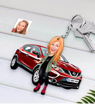 BK Gift Kişiye Özel Bayan Nissan Qashqai Figürlü Plakalı Ahşap Karikatür Anahtarlık-2 (Beyaz)