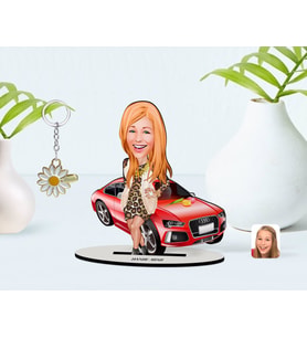 BK Gift Kişiye Özel Kadın Patron Karikatürlü 3D Ahşap Biblo ve İsimli Gold Papatya Anahtarlık-2 (Model 1)