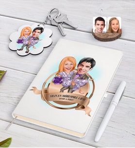BK Gift Kişiye Özel Yılın En Mükemmel Çifti Karikatürlü Beyaz Defter Kalem ve Anahtarlık Hediye Seti-56 (Model 1)