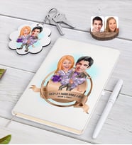 BK Gift Kişiye Özel Yılın En Mükemmel Çifti Karikatürlü Beyaz Defter Kalem ve Anahtarlık Hediye Seti-56 (Model 1)