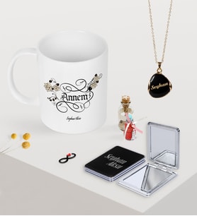 BK Gift Kişiye Özel Kaligrafi Anne Kupa Ayna ve Siyah Mineli Kolye Seti (Model 1)