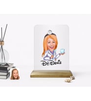 BK Gift Kişiye Özel Kadın Diş Hekimi Karikatürlü Ahşap Standlı Çerçeve (Beyaz)