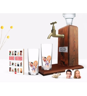 BK Gift Kişiye Özel Renkli Baskılı Sevgililer Karikatürlü İkili Rakı Bardağı Ahşap Rakı Standı ve Cep Kitabı Hediye Seti-30 (Model 1)