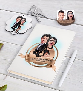 BK Gift Kişiye Özel Yılın En Mükemmel Çifti Karikatürlü Beyaz Defter Kalem ve Anahtarlık Hediye Seti-6 (Model 1)