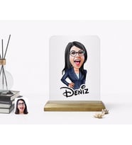 BK Gift Kişiye Özel Kadın Patron Karikatürlü Ahşap Standlı Çerçeve-4 (Beyaz)