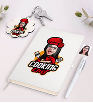 BK Gift Kişiye Özel Kadın Chef Karikatürlü Beyaz Defter Kalem ve Anahtarlık Hediye Seti-11 (Model 1)