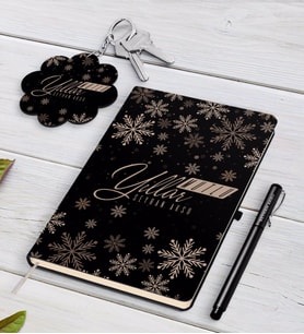 BK Gift Kişiye Özel Yılbaşı Mutlu Yıllar Siyah Defter Kalem ve Anahtarlık Hediye Seti-17 (Model 1)