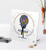 BK Gift Kişiye Özel Komiser Yardımcısı Temalı Masaüstü Kare Cam Saat - 2 (Beyaz)