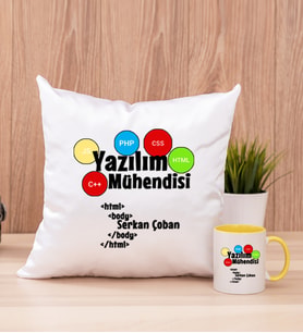 Yazılım Mühendisi Kare Yastık ve Sarı Kupa Bardak