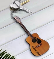 BK Gift Kişiye Özel İsimli Gitar Enstrüman Ahşap Anahtarlık-1 (Beyaz)