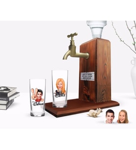 BK Gift Kişiye Özel Renkli Baskılı Erkek ve Kadın Karikatürlü İkili Rakı Bardağı ve Ahşap Rakı Standı Hediye Seti-2 (Model 1)