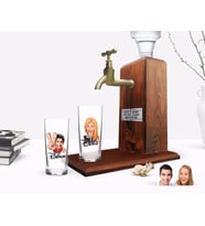 BK Gift Kişiye Özel Renkli Baskılı Erkek ve Kadın Karikatürlü İkili Rakı Bardağı ve Ahşap Rakı Standı Hediye Seti-2 (Model 1)