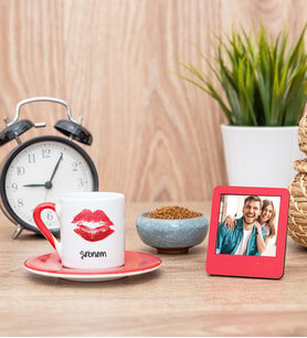 Dudak Tasarım Kırmızı Kahve Fincanı ve Kırmızı Mini Fotoğraf Çerçevesi