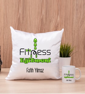 Fitness Eğitmeni Kare Yastık ve Beyaz Kupa Bardak