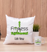 Fitness Eğitmeni Kare Yastık ve Beyaz Kupa Bardak