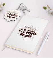BK Gift Kişiye Özel İyi ki Doğdun Beyaz Defter Kalem ve Anahtarlık Hediye Seti-3 (Model 1)