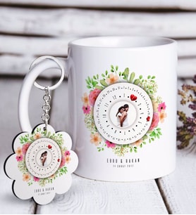 BK Gift Kişiye Özel Fotoğraflı Tarihli Sonsuz Takvim Beyaz Kupa ve Anahtarlık Hediye Seti-1 (Model 1)