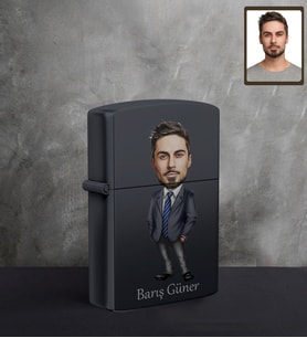 Kişiye Özel İş Adamı Karikatürlü UV Baskılı Siyah Benzinli Çakmak Bay-9