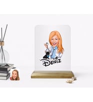 BK Gift Kişiye Özel Kadın Veteriner Hekim Karikatürlü Ahşap Standlı Çerçeve (Beyaz)