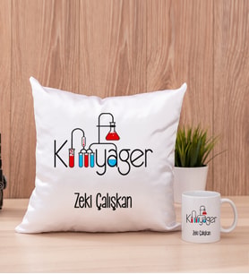 Kimyager Kare Yastık ve Beyaz Kupa Bardak