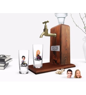 BK Gift Kişiye Özel Renkli Baskılı Erkek ve Kadın Karikatürlü İkili Rakı Bardağı ve Ahşap Rakı Standı Hediye Seti-6 (Model 1)