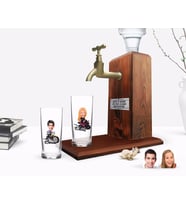 BK Gift Kişiye Özel Renkli Baskılı Erkek ve Kadın Karikatürlü İkili Rakı Bardağı ve Ahşap Rakı Standı Hediye Seti-6 (Model 1)