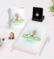 BK Gift Kişiye Özel Bayan Fen Bilimleri Öğretmeni Karikatürlü Beyaz Kupa Defter Kalem ve İsimli Papatya Kolye Hediye Seti (Model 1)