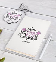 BK Gift Kişiye Özel Yılın En Sempatik Sevgilisi Beyaz Defter Kalem ve Anahtarlık Hediye Seti (Model 1)