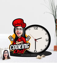 BK Gift Kişiye Özel Bayan Chef Karikatürlü Ahşap Masaüstü Saat-11 (Çok Renkli)