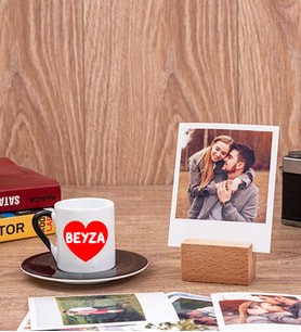 İsim Yazılı Kalpli Siyah Fincan ve Ahşap Standlı Polaroid Set