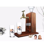 BK Gift Kişiye Özel Renkli Baskılı Sevgililer Karikatürlü İkili Rakı Bardağı ve Ahşap Rakı Standı Hediye Seti-53 (Model 1)